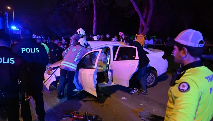Kadıköy’de Otomobilin Aydınlatma Direğine Çarpması Sonucu 3 Kişi Yaralandı