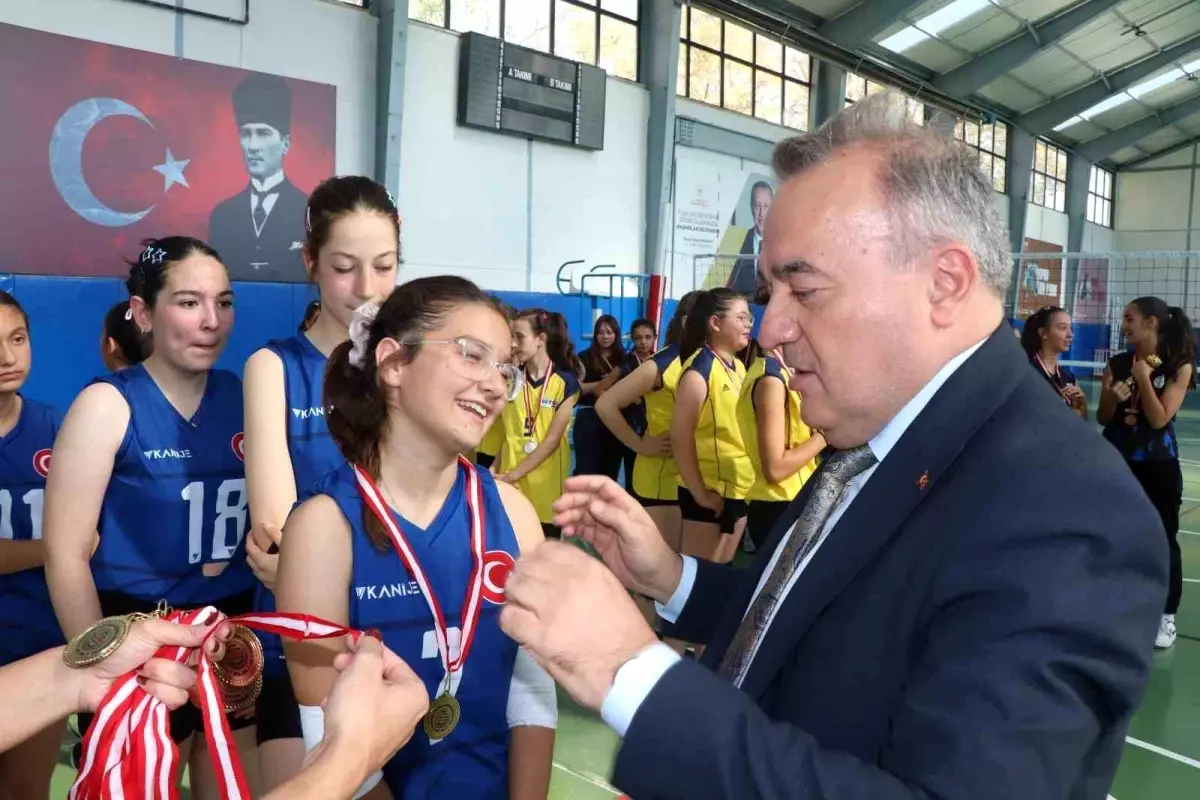 Bozüyük’te Voleybol Turnuvası Şampiyonu Ertuğrulgazi