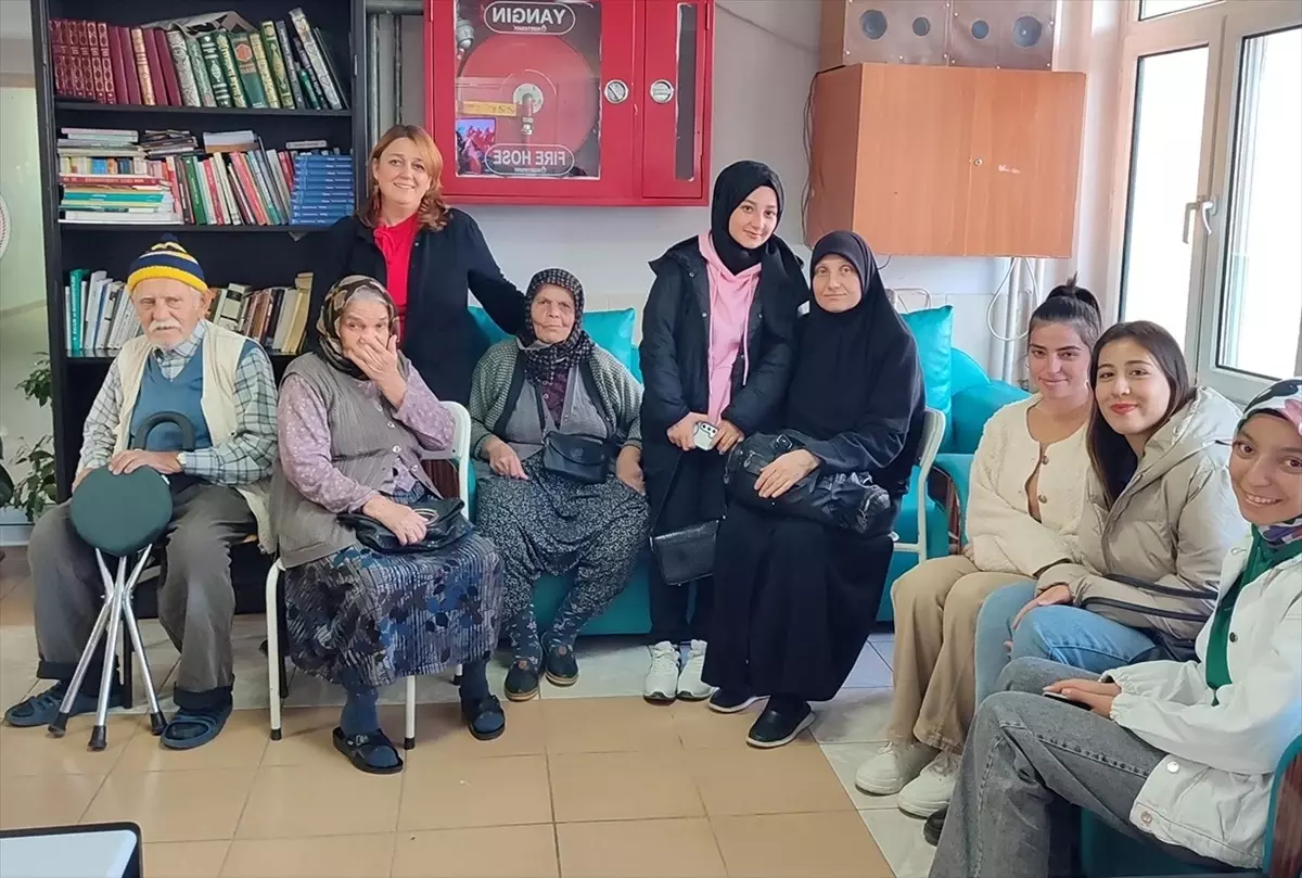 Öğrenciler Huzurevi Ziyaretiyle Yaşlılarla Buluştu
