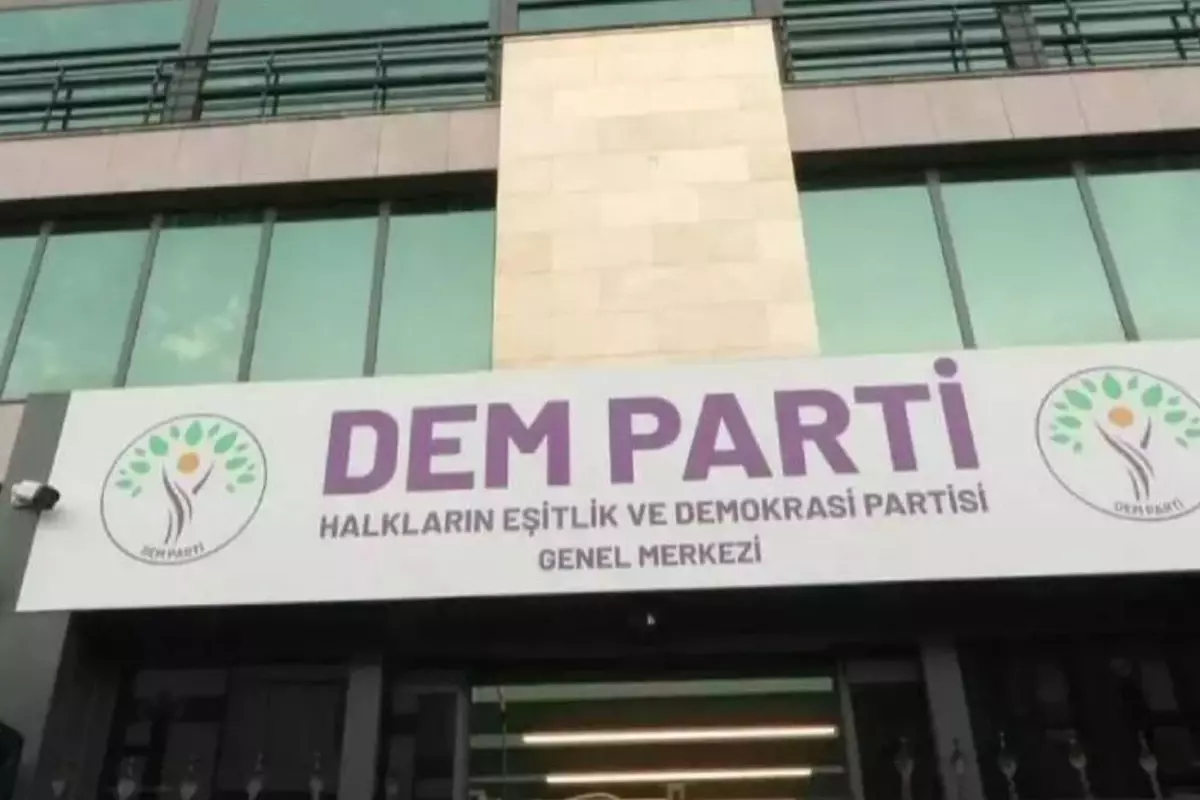 DEM Parti PM üyesi havalimanında gözaltına alındı