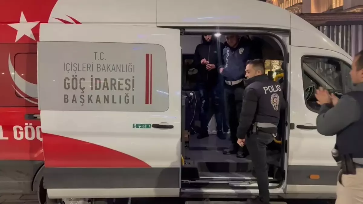 Yeni Yılda Taksim’de Göçmen Denetimleri Sürüyor