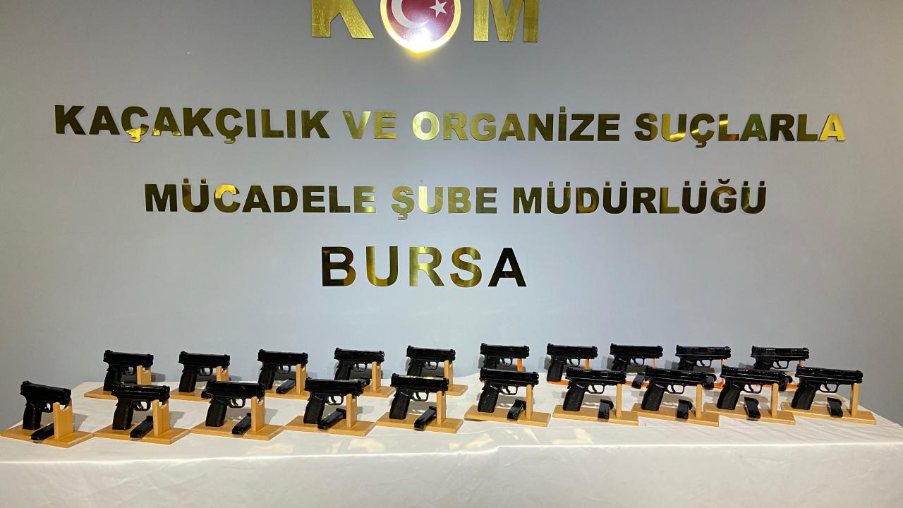 Bursa’da durdurulan araçtan 20 ruhsatsız tabanca çıktı