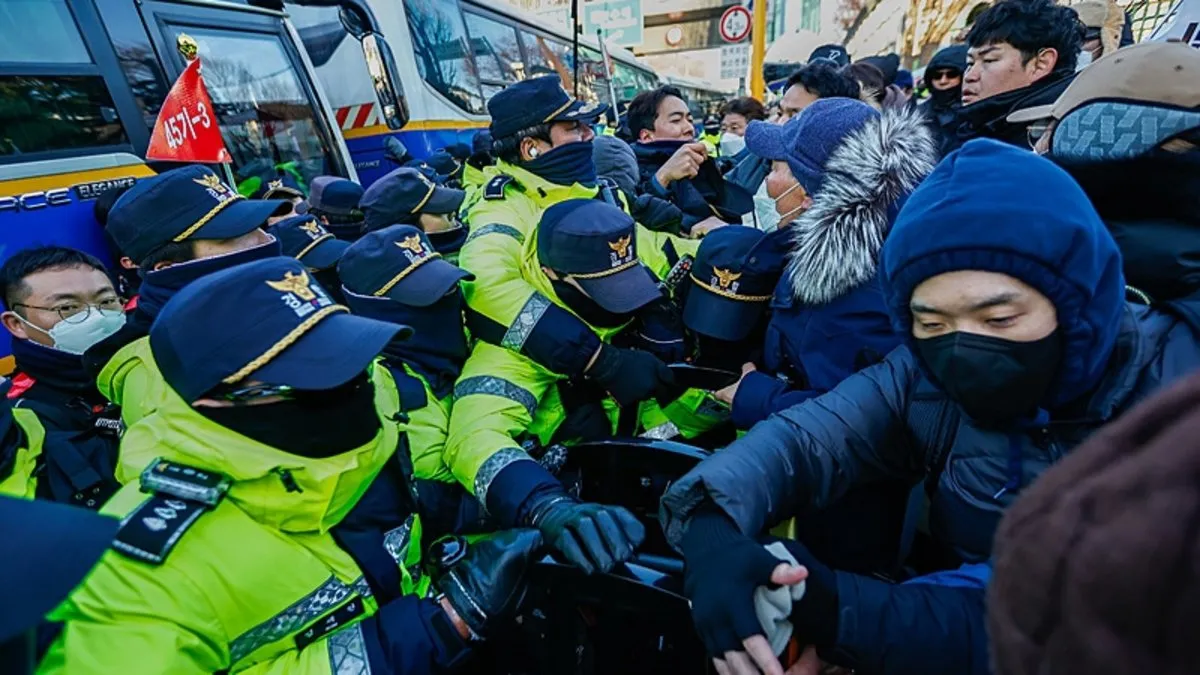 Tarihte bir ilk: Polisler başkanlık konutunu bastı! Güney Kore lideri barikatlara rağmen tutuklandı
