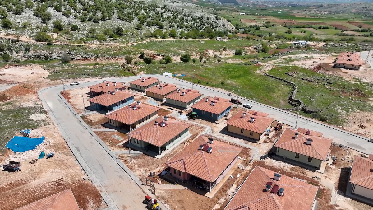 Murat Kurum paylaştı: Adıyaman Zey köyü, kayalık zeminde yeniden kuruldu